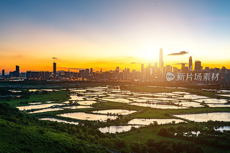 日落时分，深圳和香港交界处的无人机图像