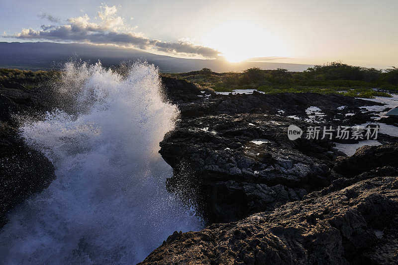 海浪拍打着岩石海岸的风景