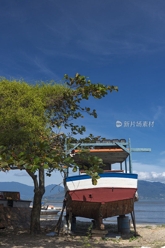 卡拉瓜塔图巴海滩上的拖网渔船