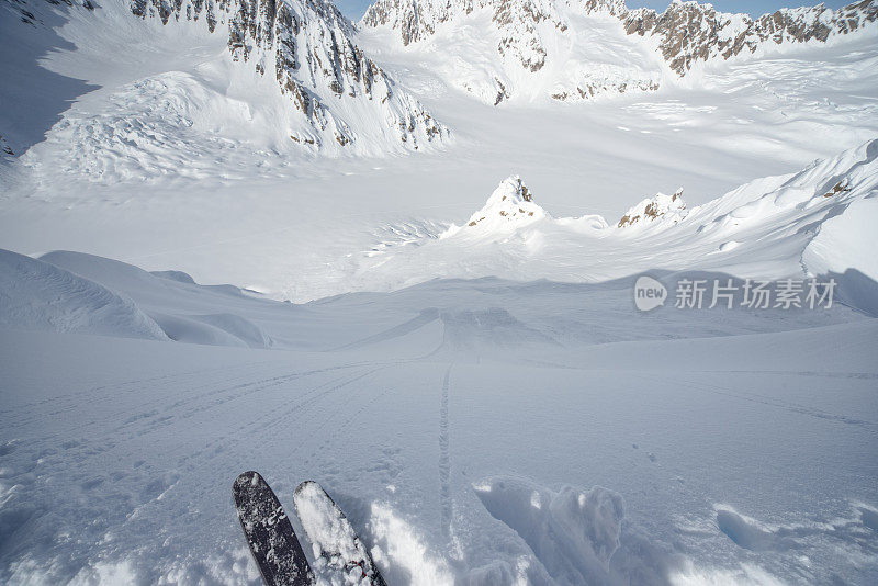 极速滑雪者准备从悬崖上下来