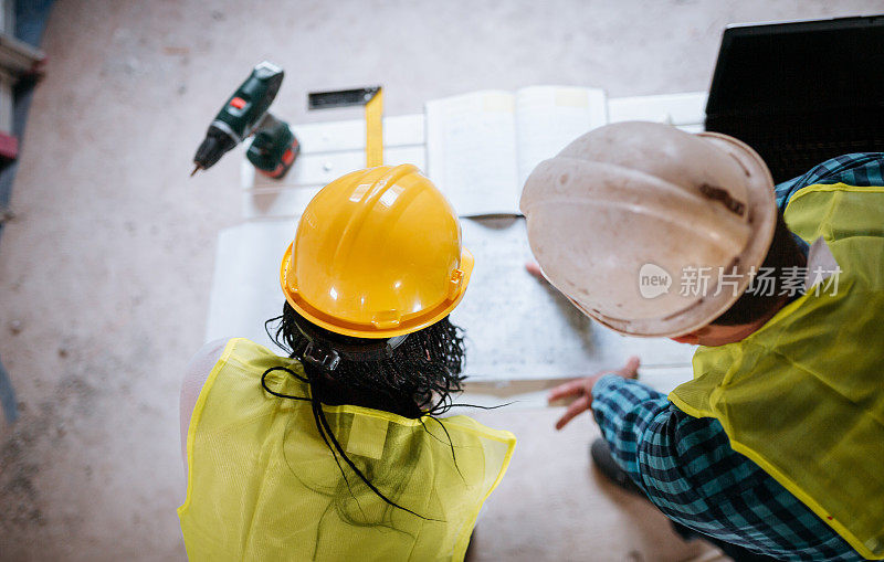 女建造师和女建筑师正在审阅蓝图