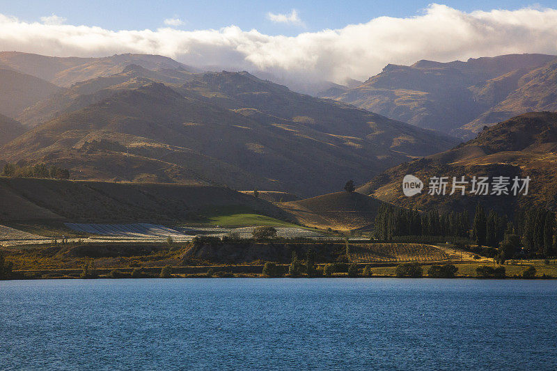 湖在日落在南阿尔卑斯山在南岛，新西兰