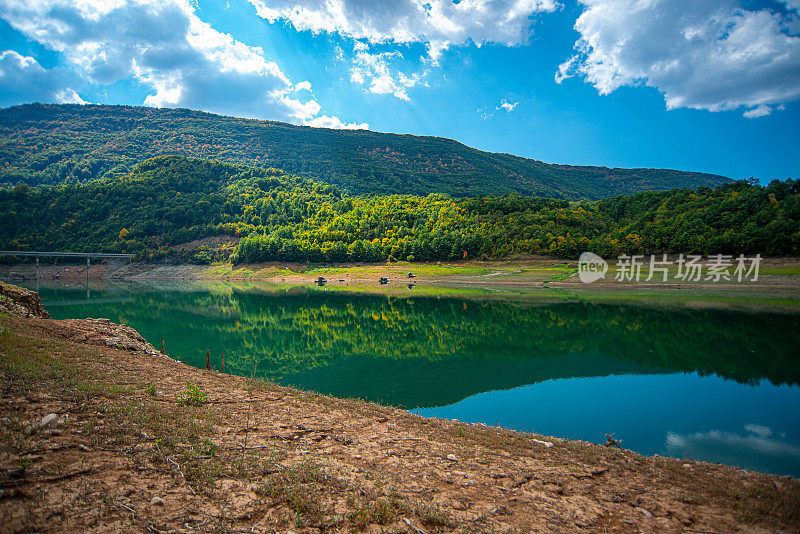 扎沃斯科湖水位低，部分原因是干旱和过度泄洪，在蓝天白云下的秋天