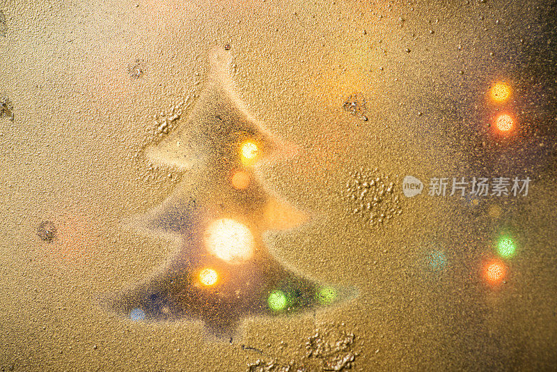 新年的象征是一棵圣诞树和星星在金色的背景上