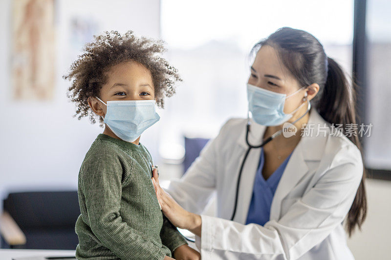 流感大流行期间，医生给一个小男孩做体检