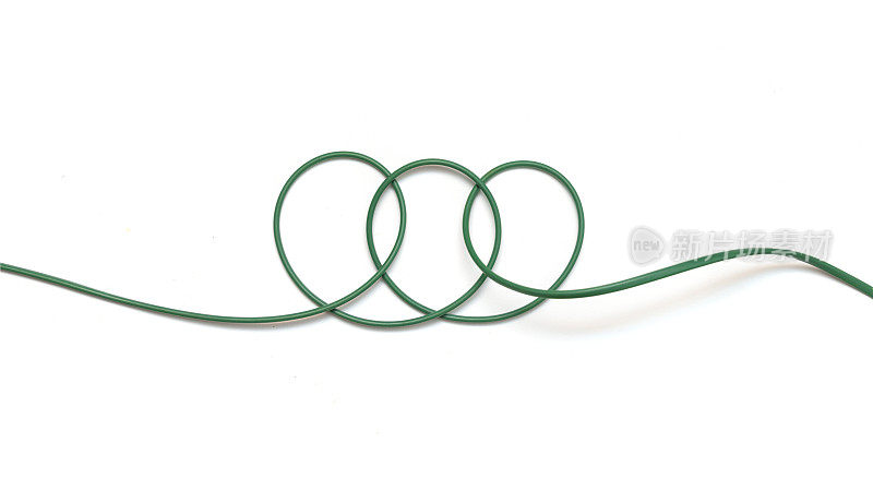 绿色电力电缆与回路反对白色背景