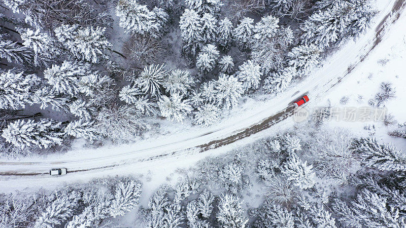 汽车行驶在冬天的乡村道路上