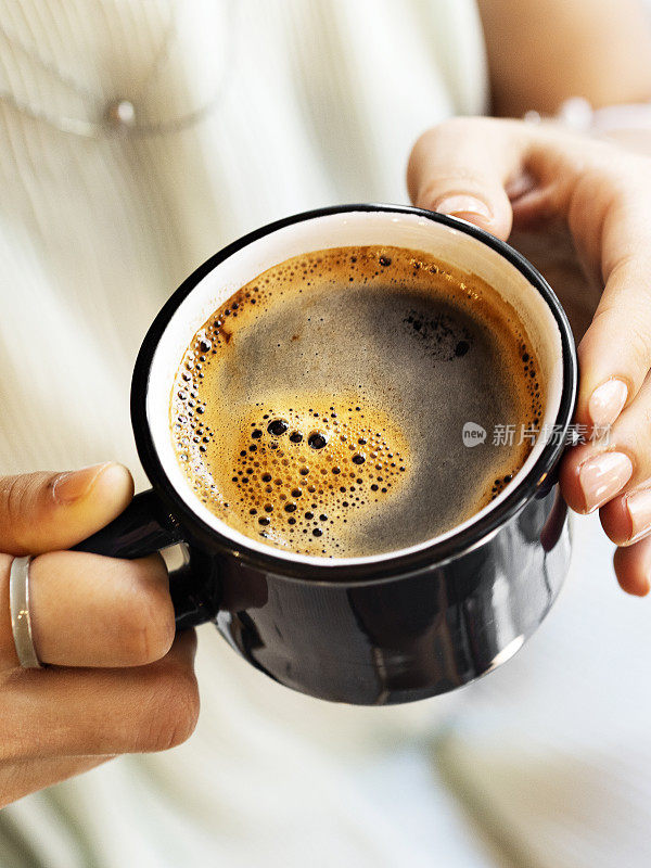 女士的手拿咖啡，女士的手拿咖啡，咖啡，新鲜的咖啡，