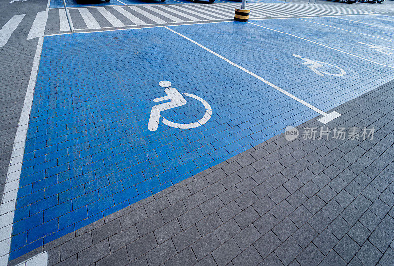 残疾人专用停车位上的残疾人标志