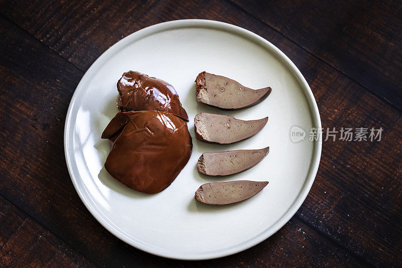 厨房里的木板上放着肝脏。健康饮食