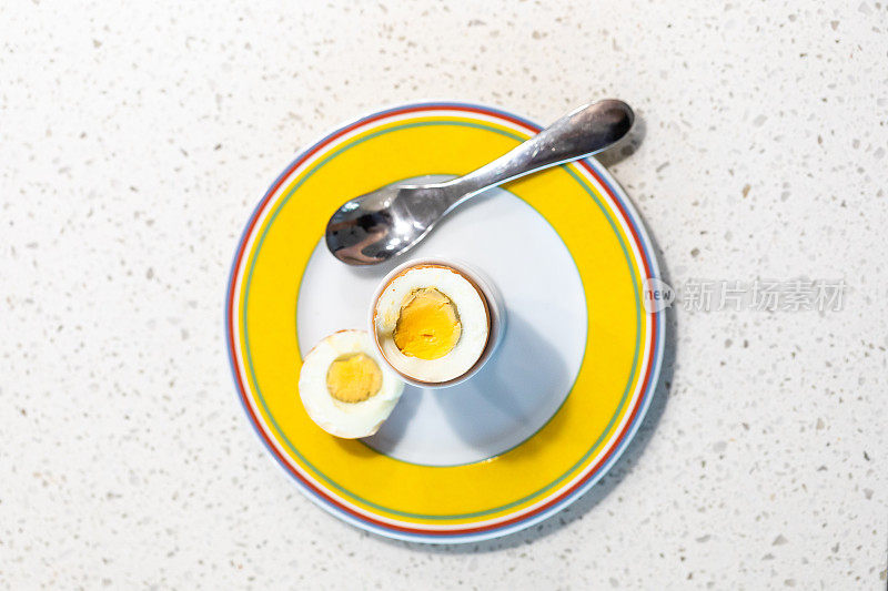 煮鸡蛋放在黄色的盘子里