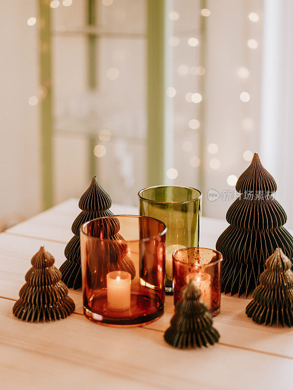 餐桌圣诞装饰用纸圣诞树和蜡烛现代家庭装饰