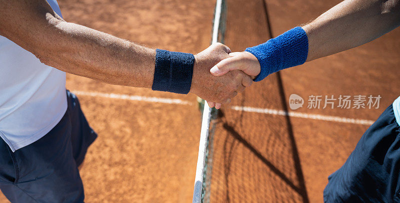 两名网球运动员赛后握手