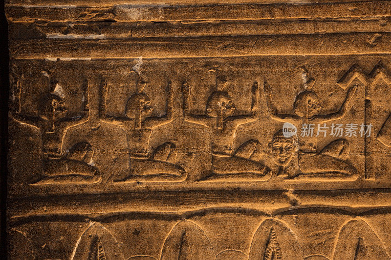 坐着的人举起双臂，这是象形文字在埃德福寺，埃及
