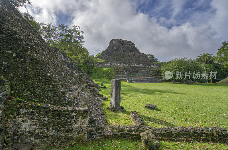 美丽的Xunantunich玛雅遗址，位于加勒比海国家伯利兹的卡约地区