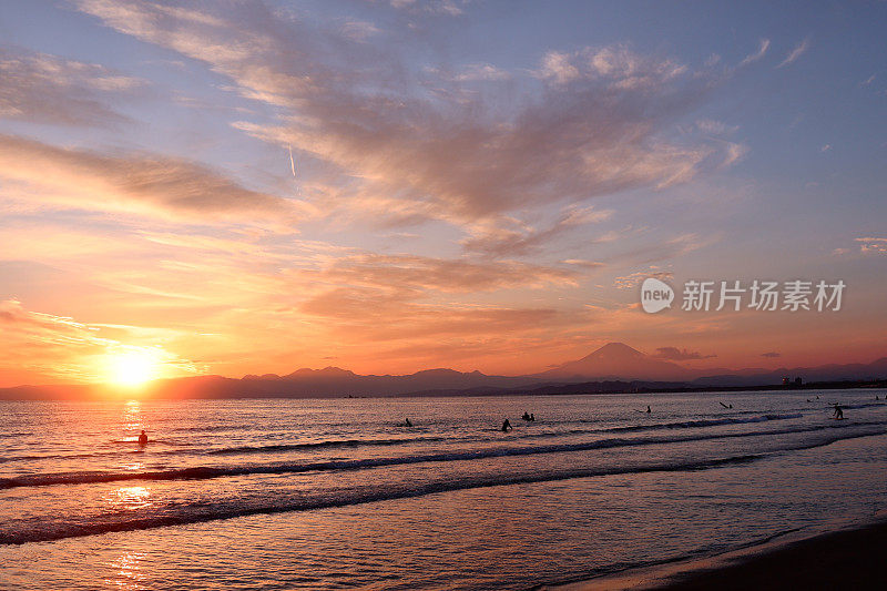 夕阳下，沙滩上的富士山轮廓