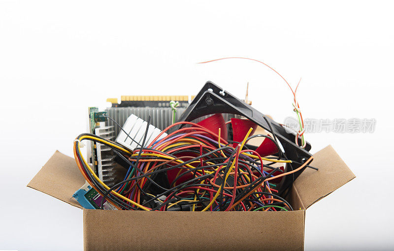 电脑零件和彩色电缆废料装在纸箱里。