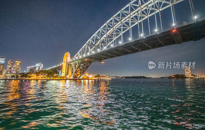 悉尼海港大桥的夜晚，从移动的游船上看到的景色