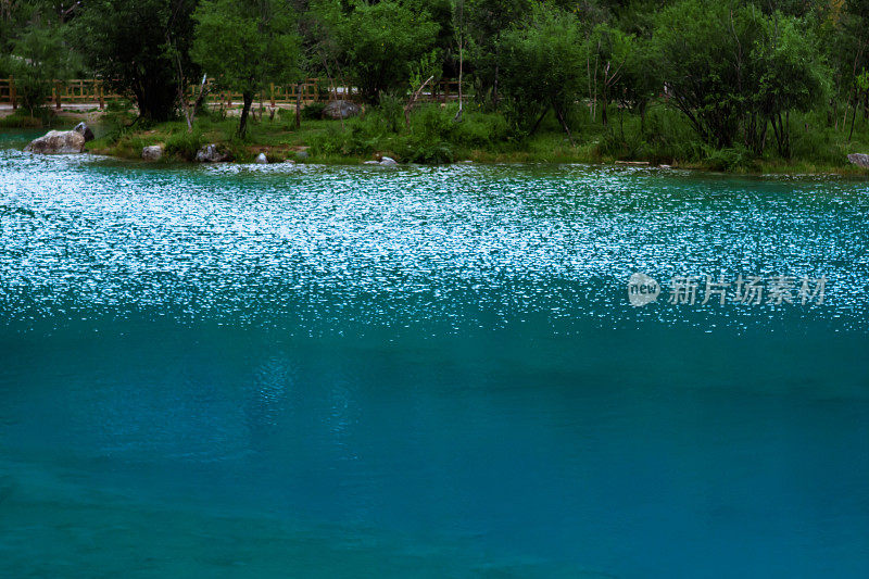 蓝月亮谷碧蓝的湖水，反光的湖水