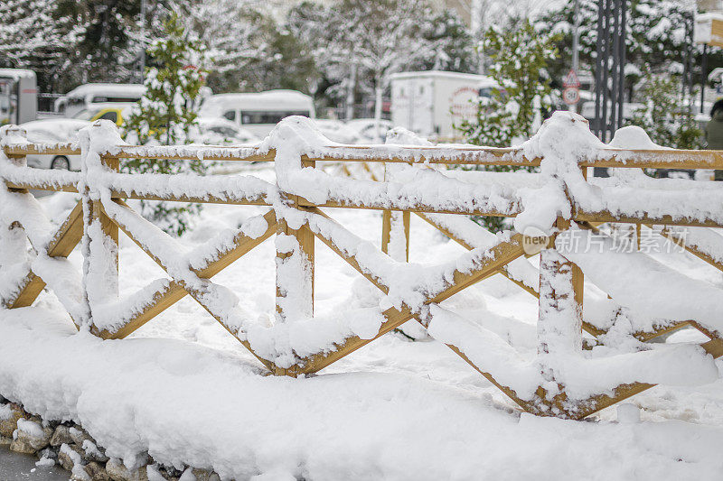 美丽的冬季公园，结冰的水覆盖着雪