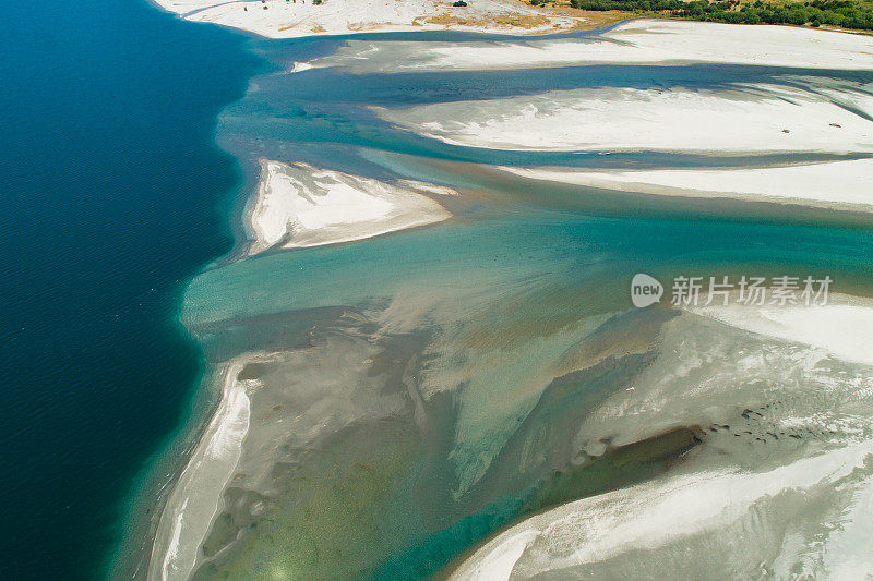 近景鸟瞰河岸。