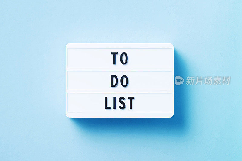 待办事项清单写在白色灯箱上，放在蓝色的背景上