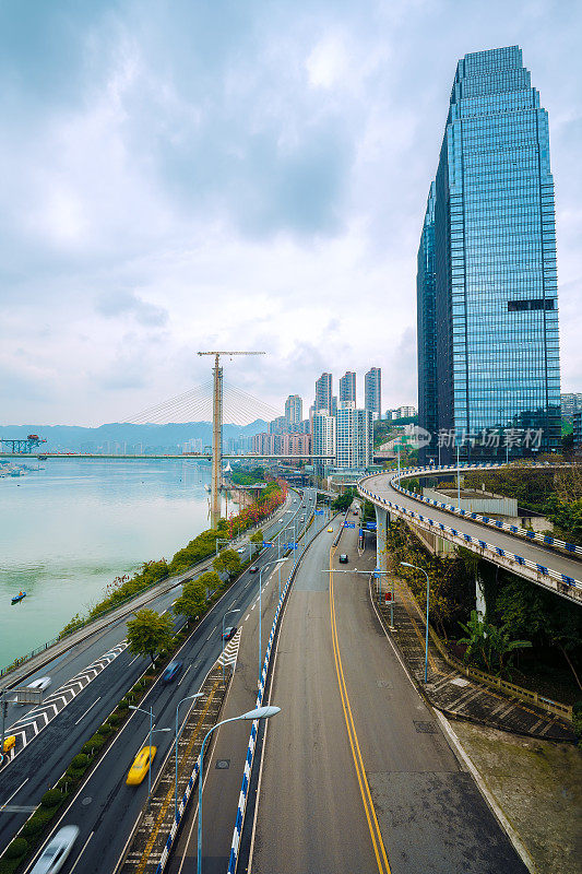 阴天重庆滨江城市的现代建筑和立交桥