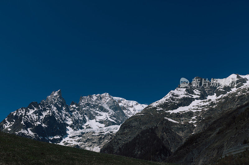 高山景观，勃朗峰的雪山。美丽山谷中的白云石。旅游和度假摄影。