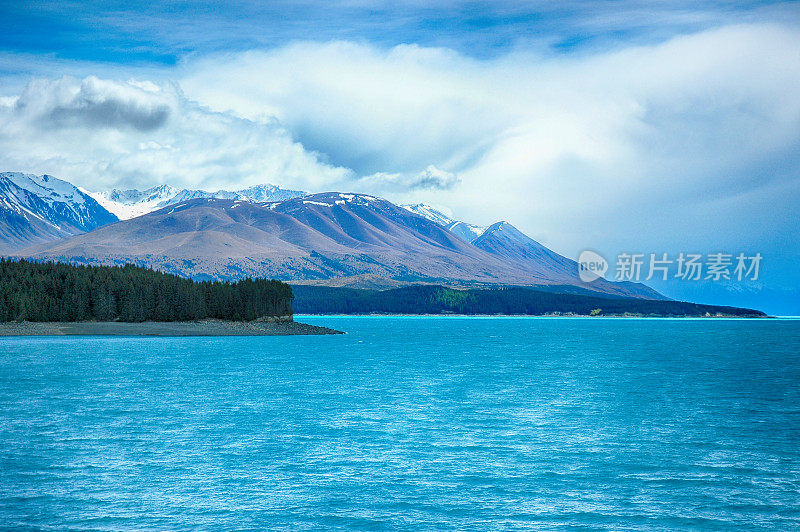 新西兰库克山美丽的浅蓝色特卡波湖