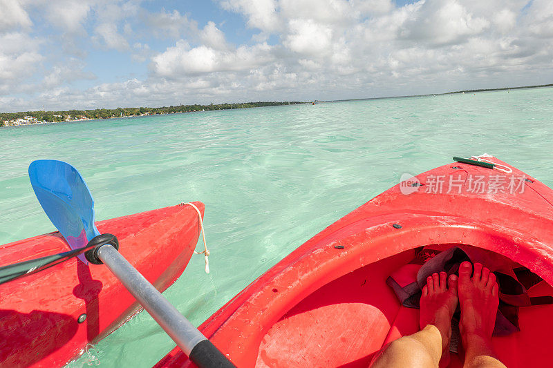 一对夫妇在热带泻湖上划独木舟享受国外的假期