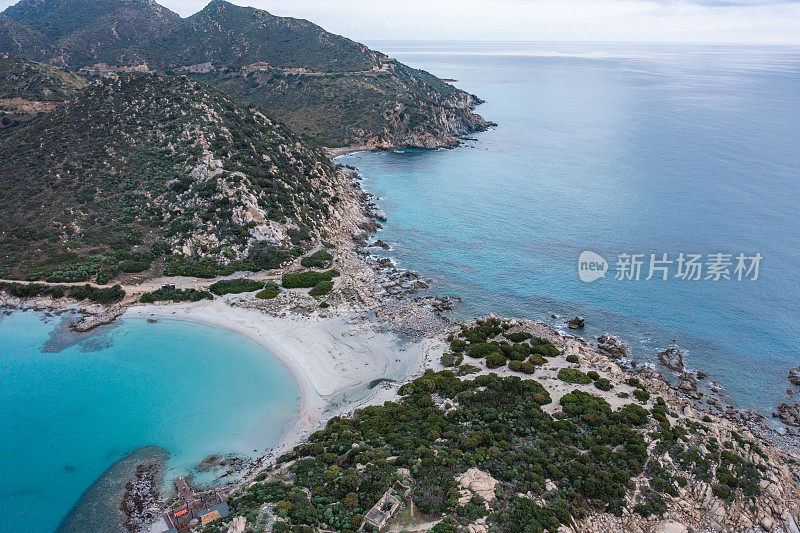 无人机看到的田园诗般的海滩和半岛，撒丁岛的海岸线