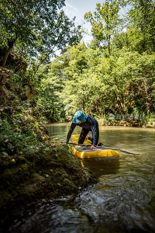 男人喜欢paddleboarding