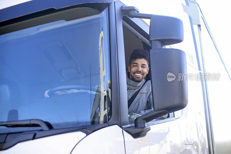 微笑的卡车司机
