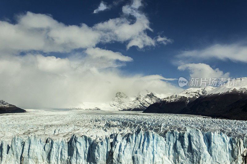 阿根提诺湖上的莫雷诺冰川的高架视图，代表了大陆上最著名的冰川。圣克鲁斯省，巴塔哥尼亚，阿根廷。