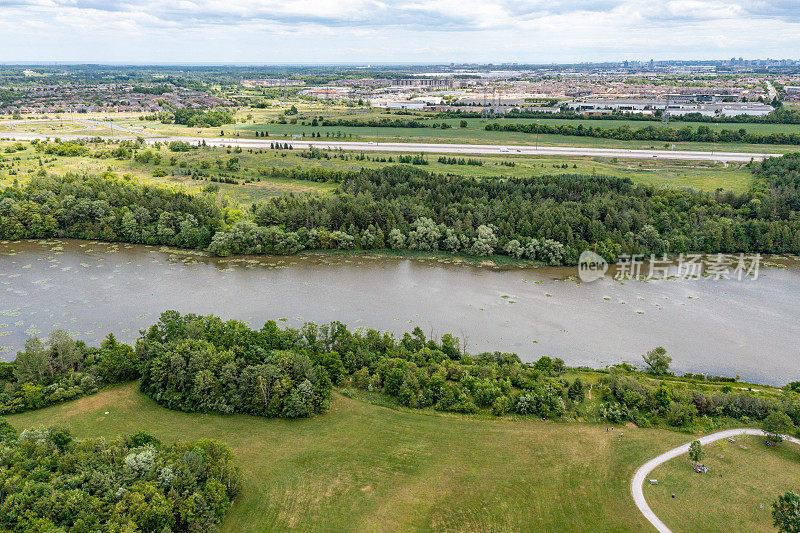 空中胭脂河，米尔恩水坝保护公园和407号公路，马卡姆，加拿大