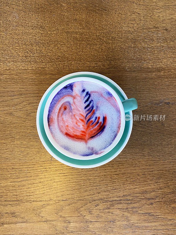 咖啡与多色泡沫艺术