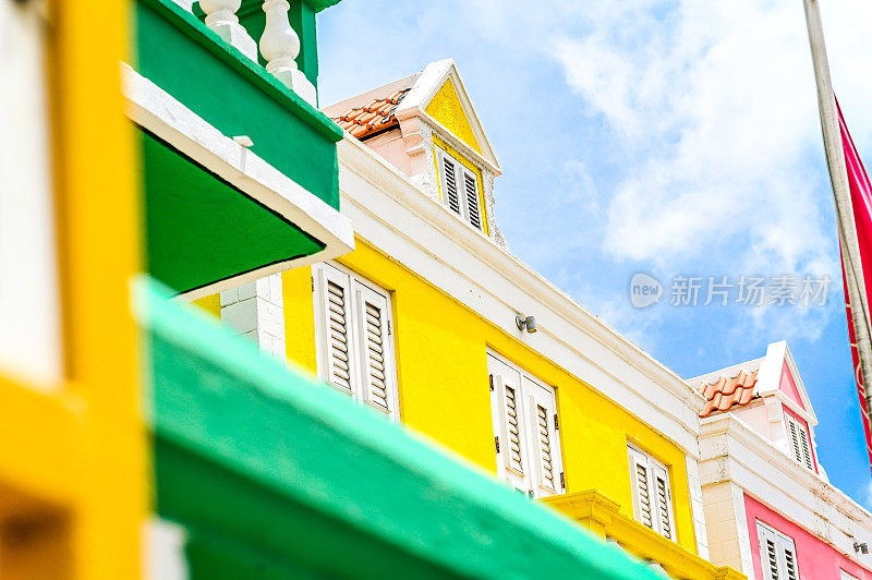 在热带多彩的岛屿Curaçao上，大胆生动地绘制了住宅外观