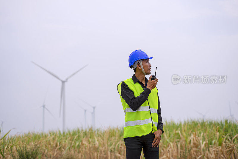 电力工地的蓝领工人。风车。