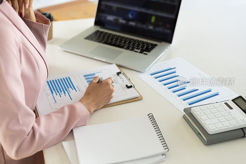 财务顾问使用笔记本电脑进行业务风险分析和投资财务规划。业务分析和投资计划。