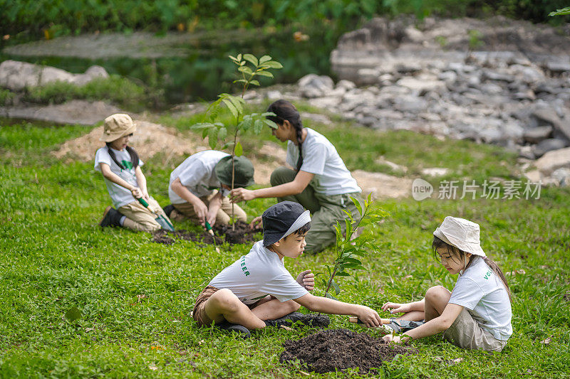 孩子们参加植树造林、保护地球的志愿者活动，向孩子们灌输耐心、牺牲、做好事、热爱自然的意识。