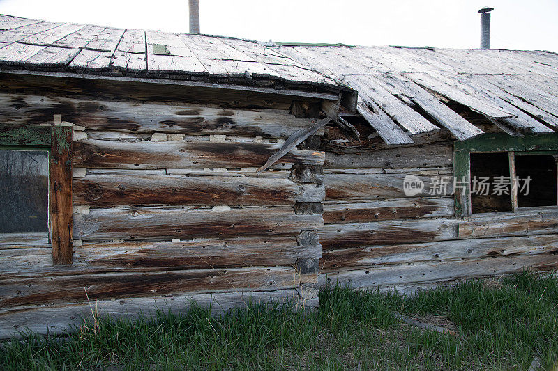 蒙大拿州北部牧场上的宅基地木屋