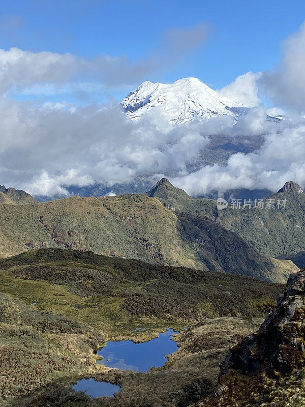 安第斯高地与卡扬贝，科托帕希和皮钦查的火山从基多，皮钦查省，厄瓜多尔，南美洲