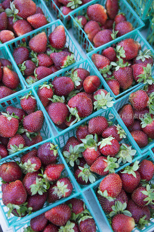 农贸市场上出售的新鲜草莓