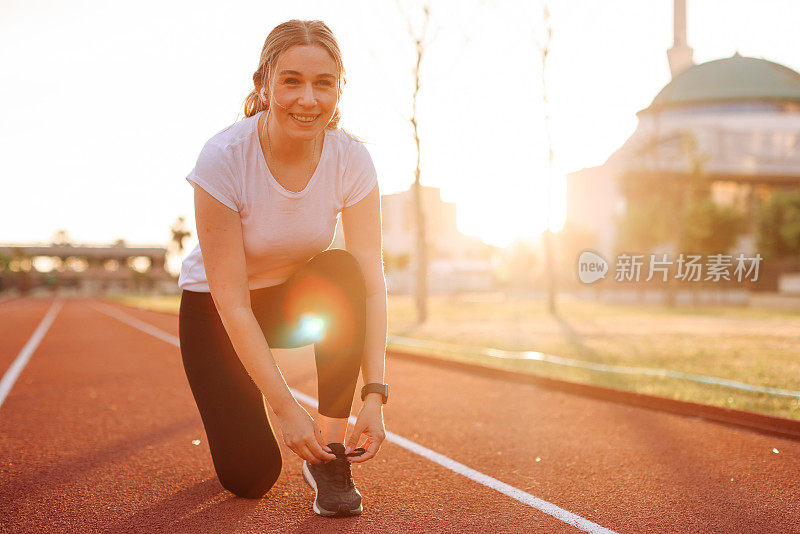 女性在城市环境中跑步