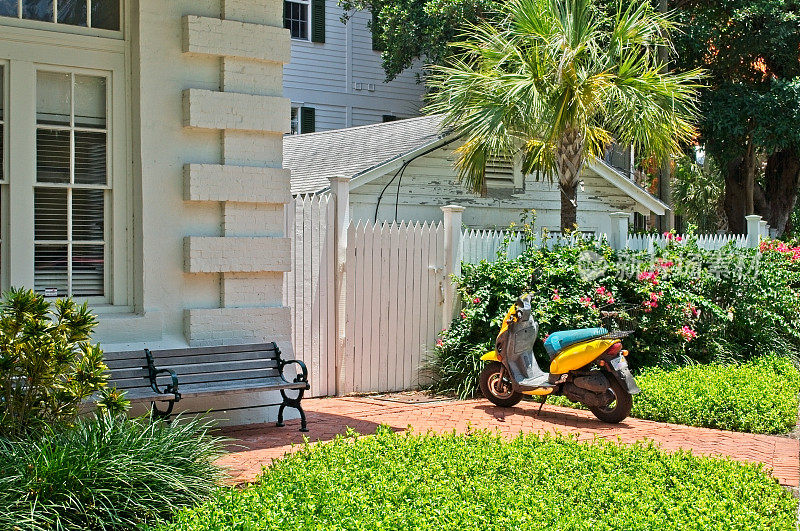 一辆摩托车停在佛罗里达群岛的砖砌车道上