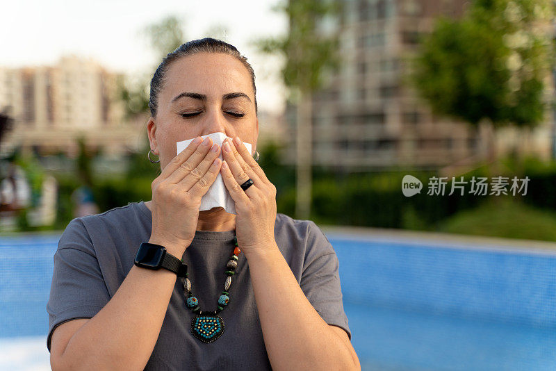 户外拍摄不满意的白人妇女感到过敏