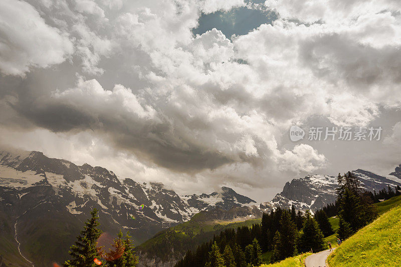 瑞士的穆伦村。传统的瑞士的风景。因特拉肯郡少女峰。阳光明媚的夏天的一天。山顶有雪。春天的壁纸。背景。航行。旅游目的地