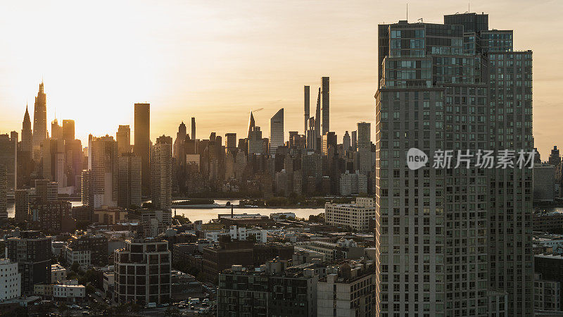皇后区长岛市猎人角，日落时东河俯瞰曼哈顿天际线。