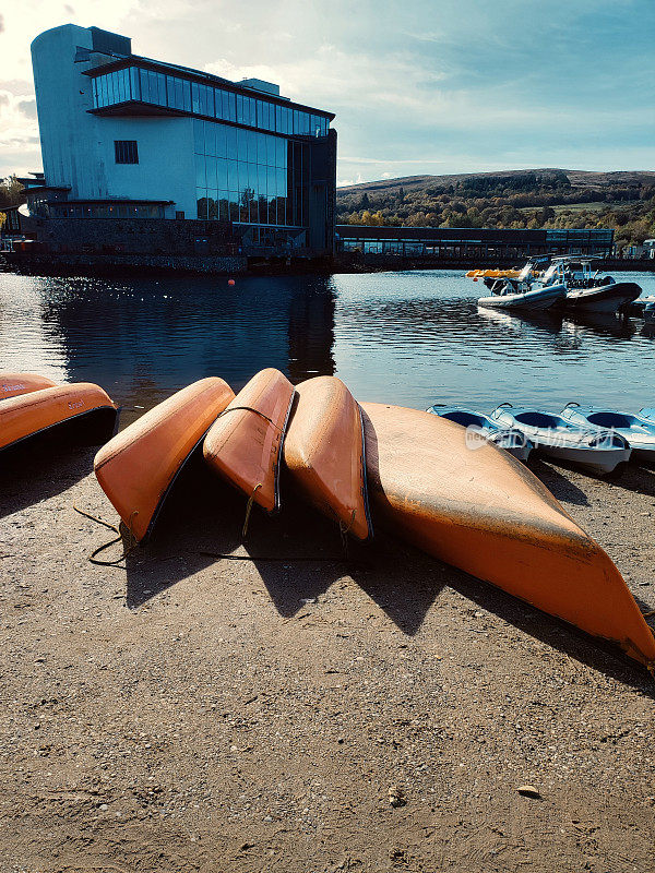 在苏格兰英格兰格拉斯哥的洛蒙德湖自然公园海岸的休闲船和独木舟