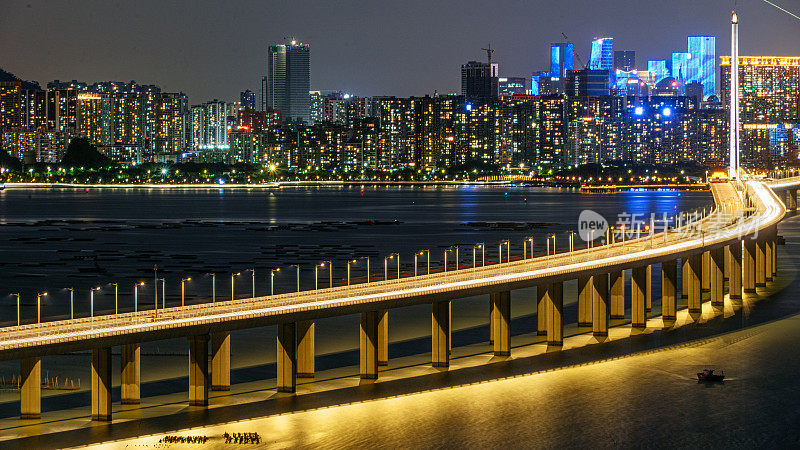 中国夜晚美丽的深圳湾大桥